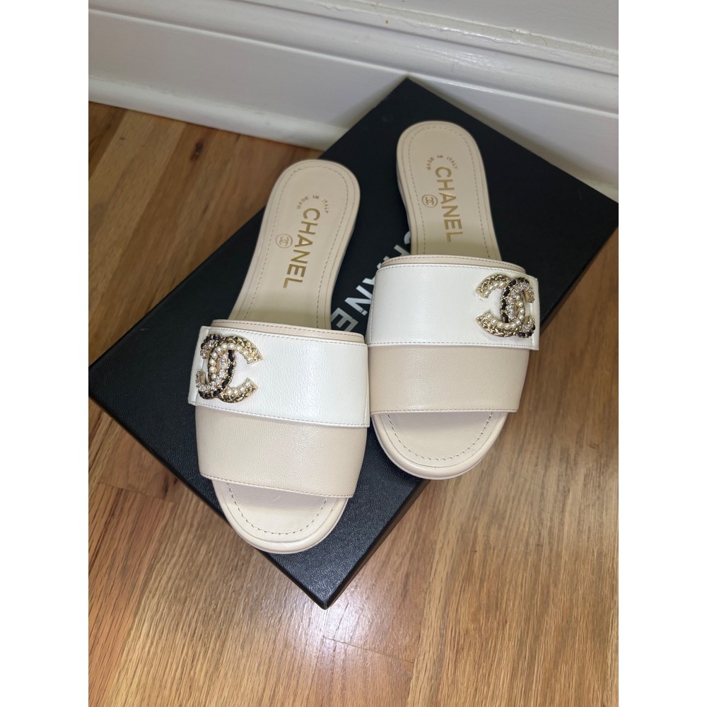 Chanel Two Tone Neutral Leather Pearl Embellished CC Logo Slide Sandals 35 - Picture 2 of 6